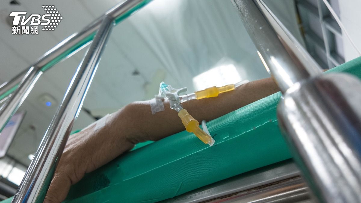 泰國一名因長新冠臥病在床的男子被發現吐血暴斃。（示意圖／Shutterstock達志影像）