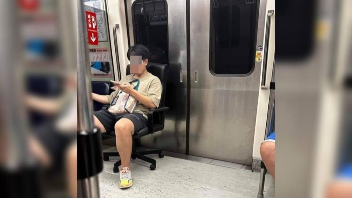 近日又有網友捕捉到一名男子自備電腦椅上捷運。（圖／翻攝自臉書社團爆料公社二社）