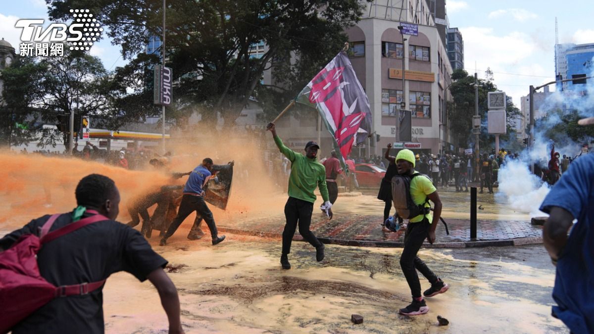 肯亞群眾不滿加稅闖入肯亞國會大樓，警方朝示威民眾發射實彈和扔擲催淚瓦斯罐。目前已知至少5死31傷。（圖／達志影像美聯社）