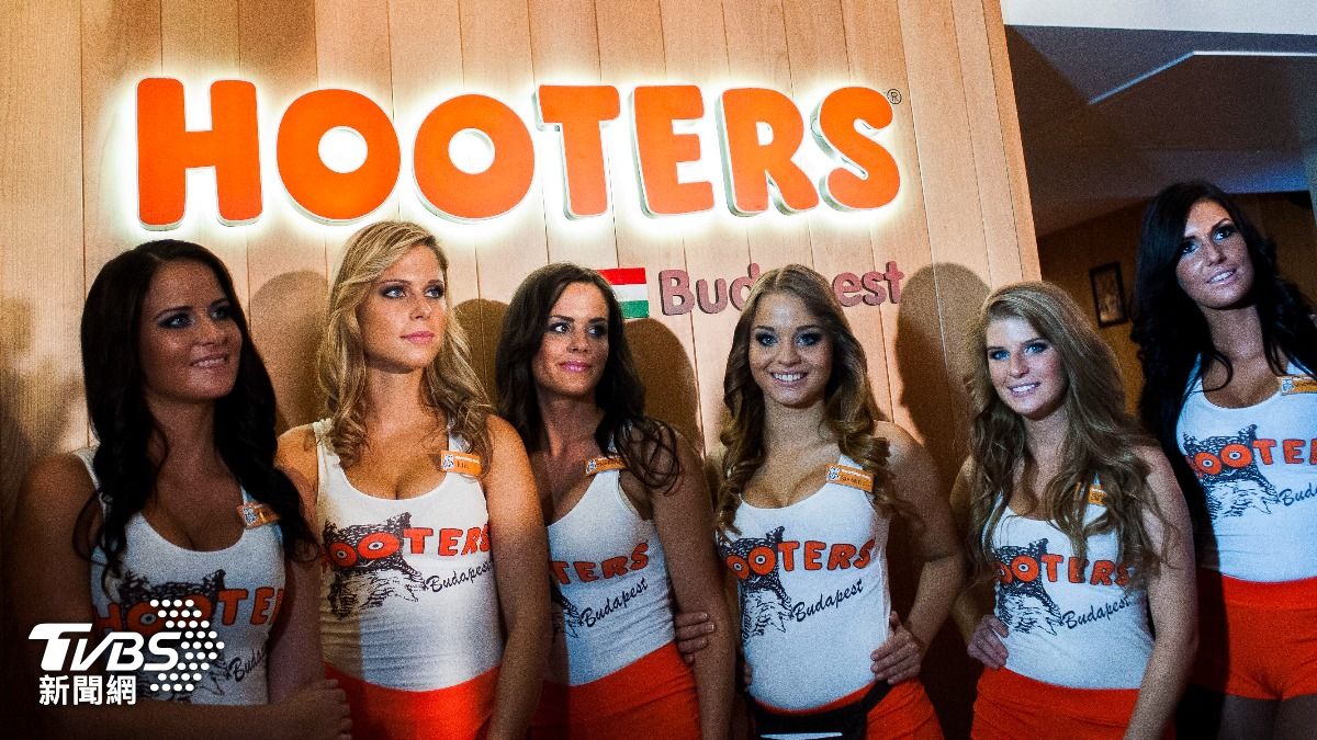 以性感女服務生聞名的連鎖餐廳Hooters，宣佈關閉美國10%店舖。（圖／達志影像歐新社）