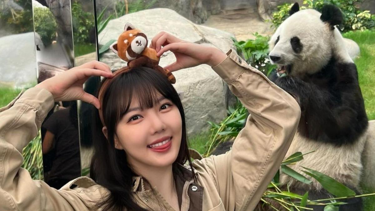 Yerin與香港海洋公園的熊貓明星合照。（圖／香港海洋公園提供）