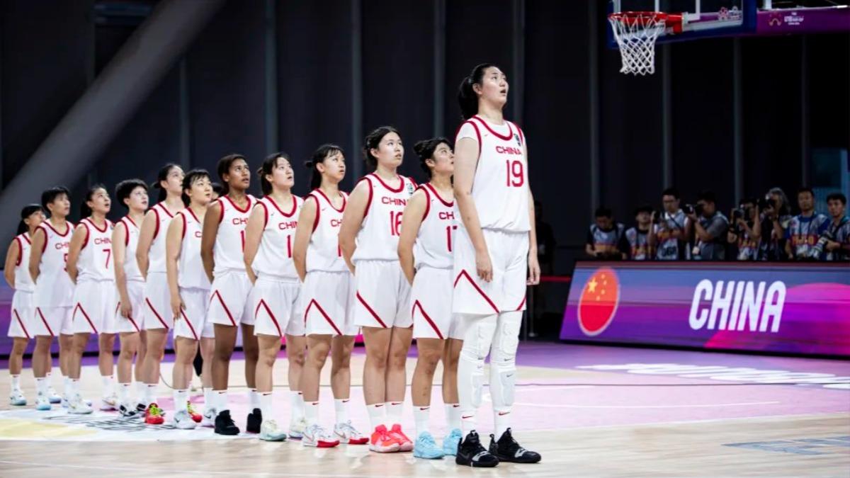 年僅17歲、身高就達到220公分的「女姚明」張子宇（右一）出戰U18亞洲盃女籃。（圖／翻攝自X@MickRandallHS）