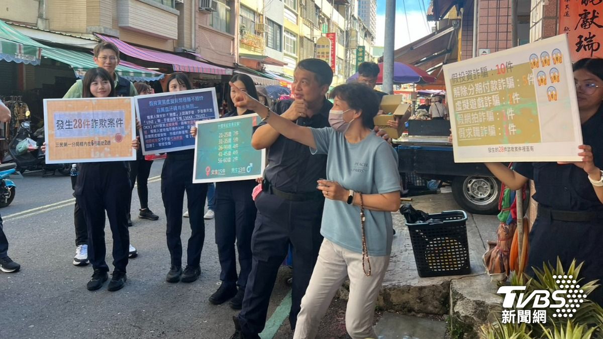 分局長謝承甫親自帶隊來到菜市場沿街，身旁兩正妹實習警意外成焦點。（圖／TVBS）