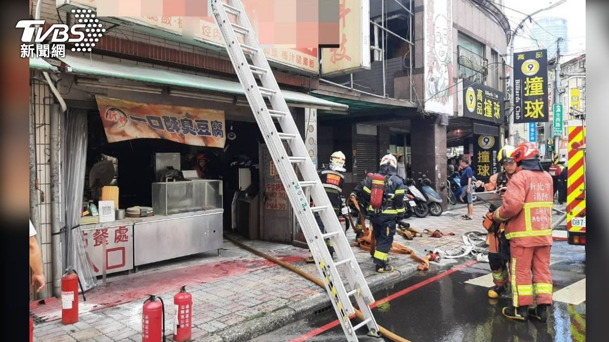 新北便當店發生火警，一度造成2人受困，所幸警消及時架梯搶救。（圖／TVBS）