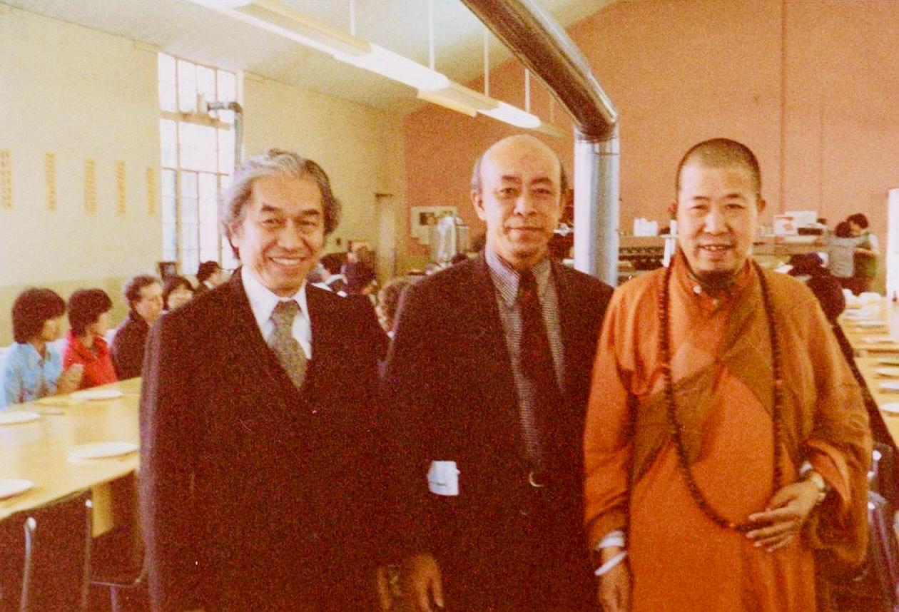 楊英風（中）藝術創作的轉捩點，是天才橫溢的他在美國結識佛門高僧宣化上人（右）。（圖／海鵬電影提供）