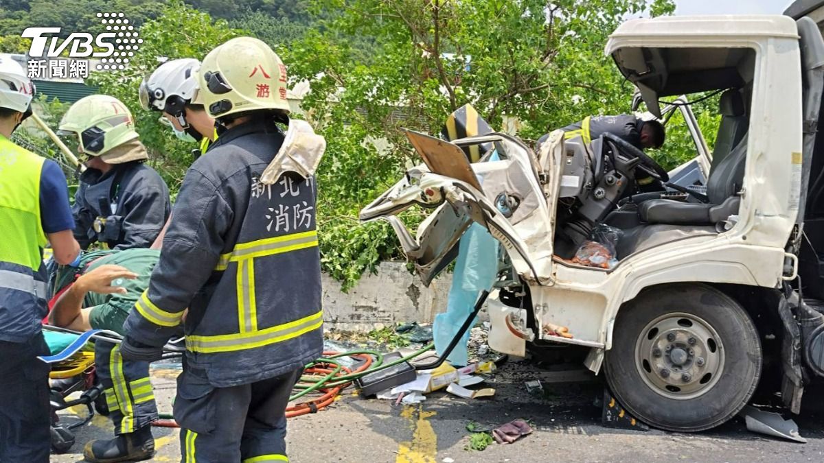 警消人員破壞車頭救出受困男子。（圖／TVBS）