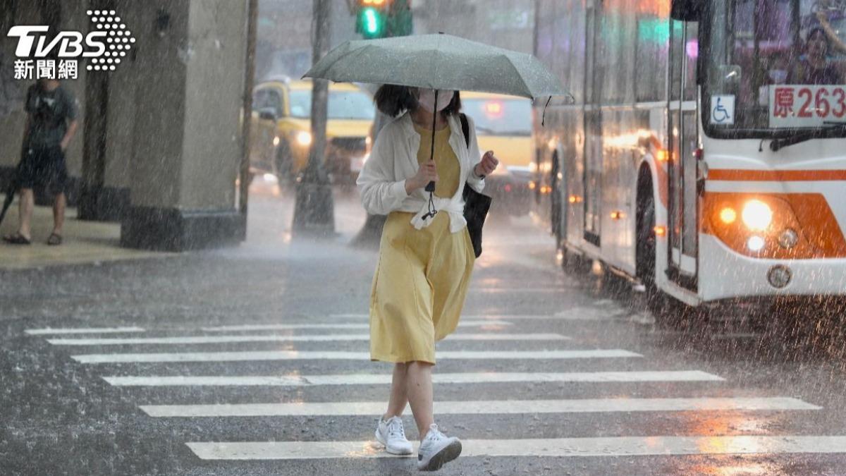 氣象署發布豪雨、大雷雨特報。（圖／TVBS）