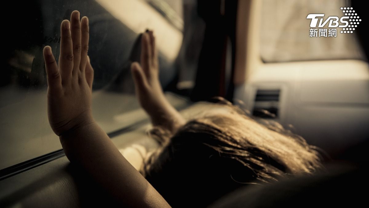 女童被媽媽留在車內，不敵高溫不幸身亡。（示意圖／達志影像shutterstock）