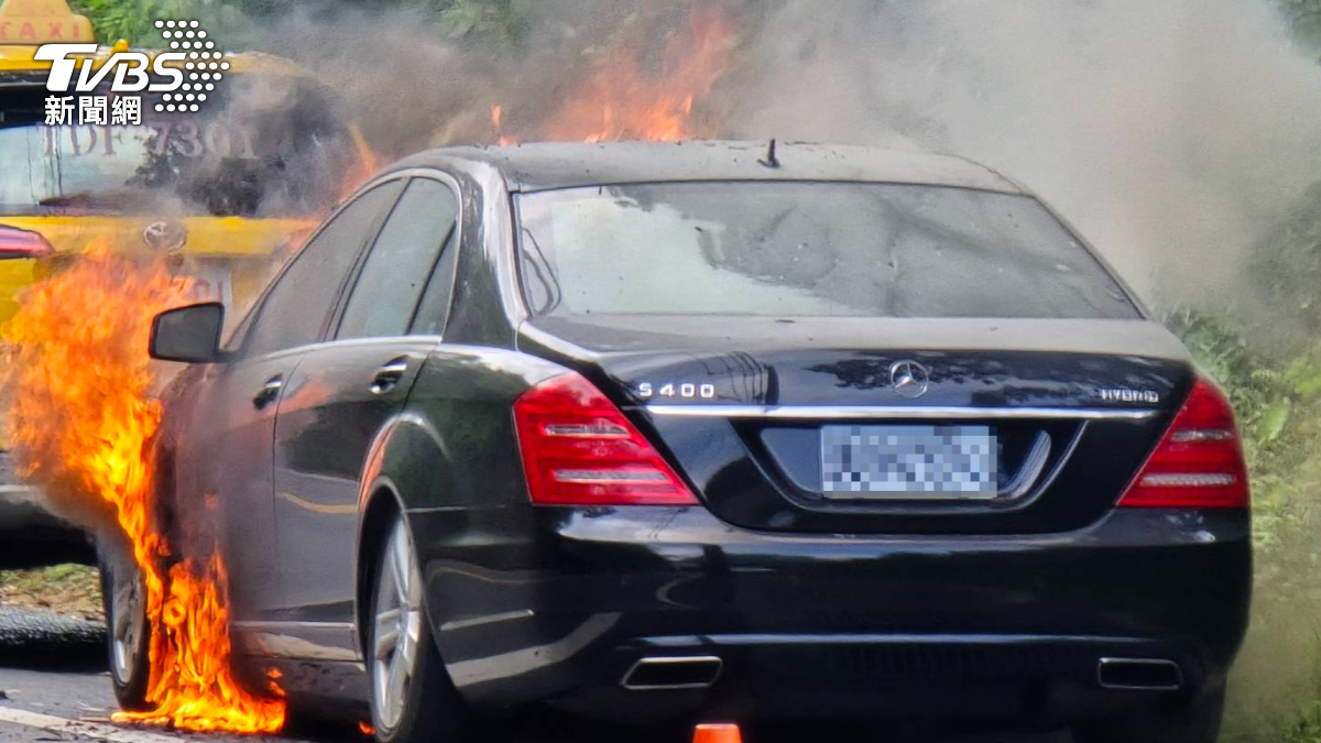 嘉義太平老街路邊停放的一台賓士車突然起火燃燒。（圖／TVBS）