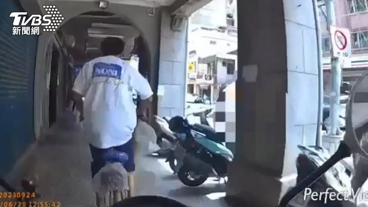 嫌犯騎著偷來的單車跑給警察追。（圖／TVBS）