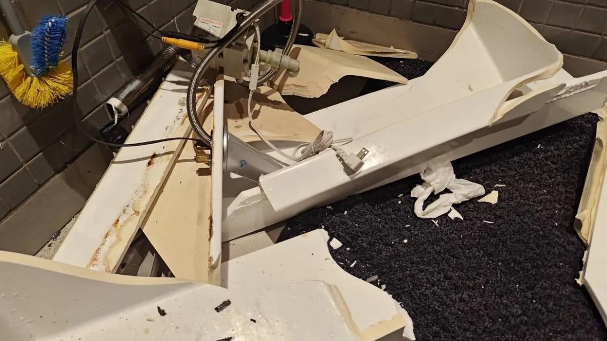 有疑似店家的網友發現洗手台突破裂。（圖／翻攝自爆料公社二社臉書）