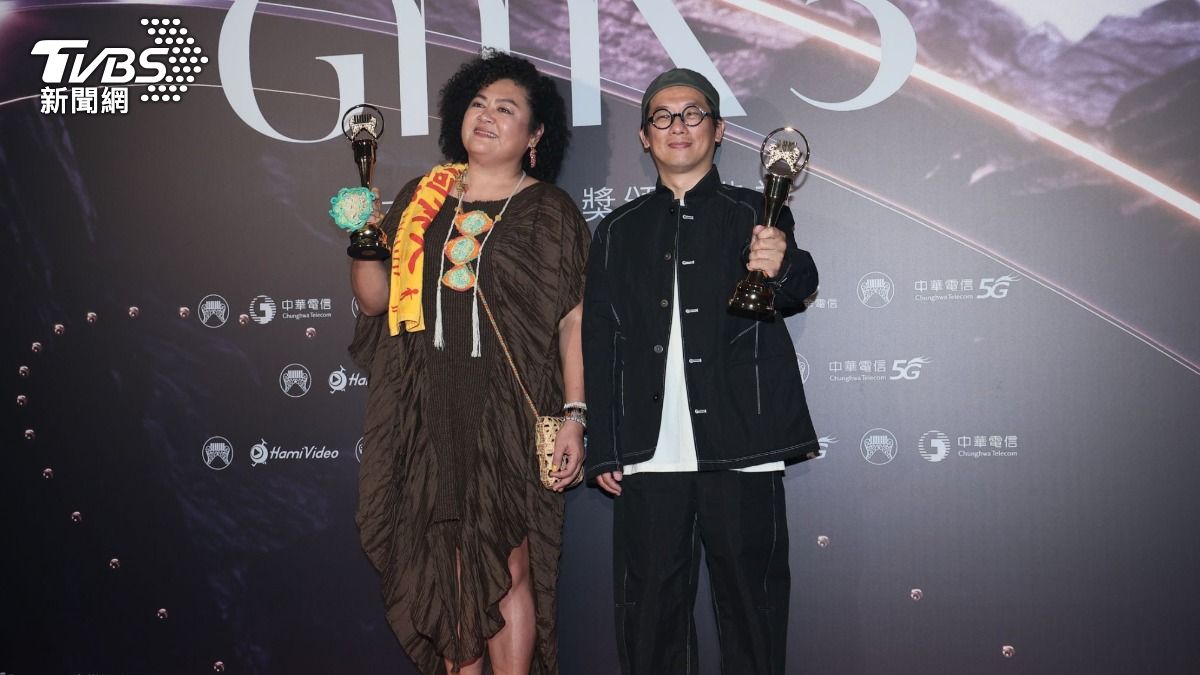 巴奈（左）和專輯製作人柯智豪開心領獎。（圖／TVBS娛樂組攝）