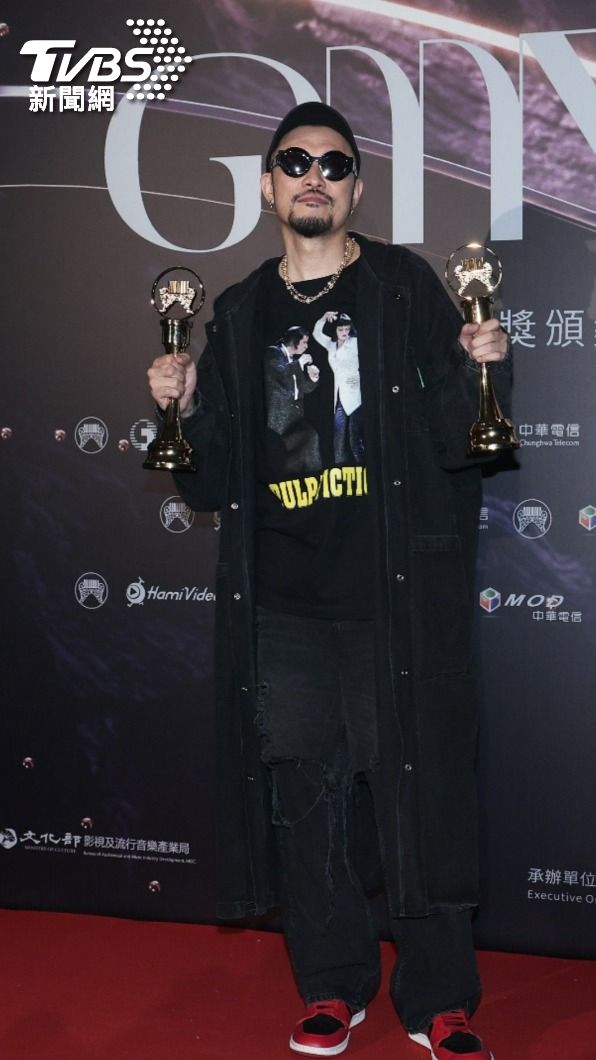 熱狗表演下跪。(圖/TVBS娛樂組攝)