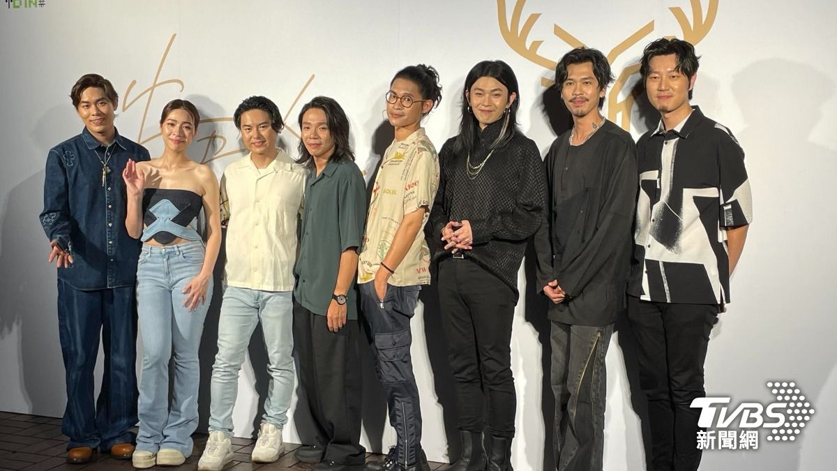 告五人和麋先生開心慶功。（圖／陳薈涵攝）