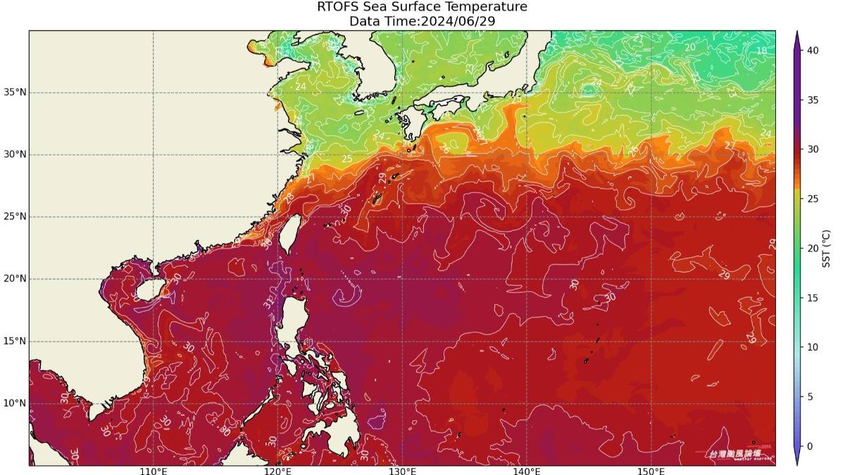 昨日台灣附近海溫一片紅，連台灣海峽的海溫也達到29、30度。（圖／翻攝自台灣颱風論壇｜天氣特急臉書）