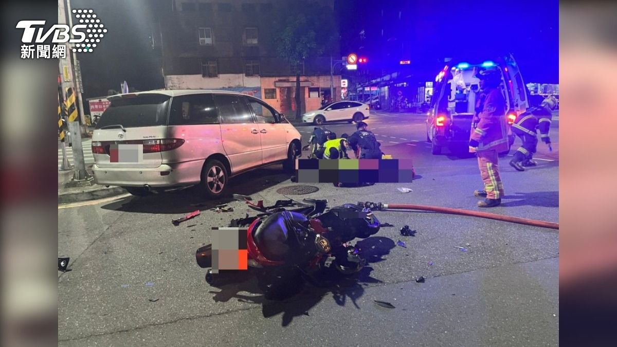新北市汐止區忠孝東路凌晨發生死亡車禍，機車騎士遭對象違規車輛撞擊送醫身亡。（圖／TVBS）