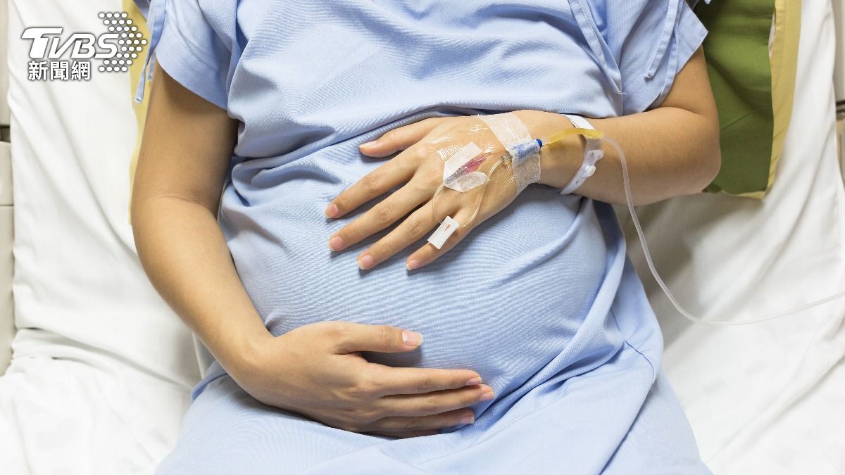 孕婦羊水中有胎便導致死亡，醫院、醫師判賠父母1400萬。（示意圖／shutterstock達志影像）