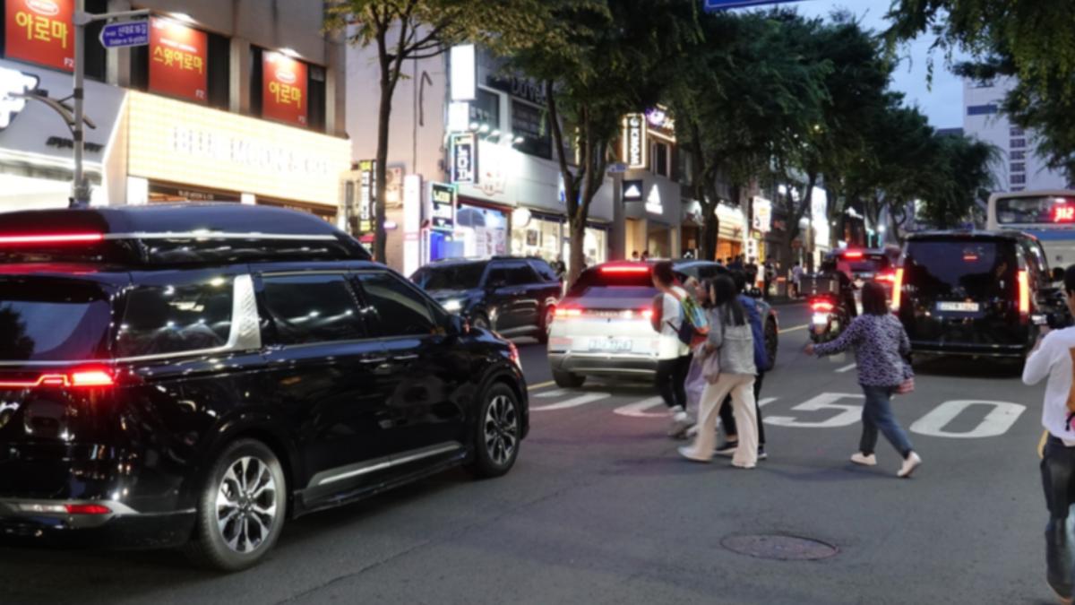 韓媒指出，濟州當地警方正在加強取締穿越馬路等亂象。（圖／翻攝自韓聯社）
