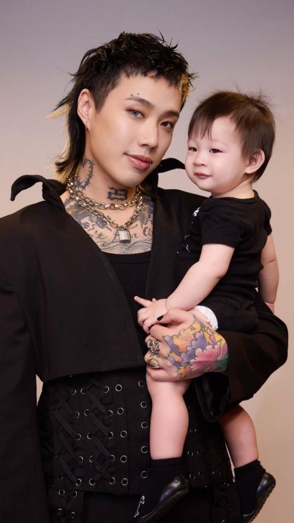 Marz23跟兒子一起走紅毯。（圖／TVBS娛樂組攝）