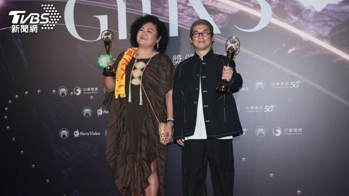 巴奈（左）和專輯製作人柯智獲頒金曲最佳台語專輯。（圖／TVBS娛樂組攝）