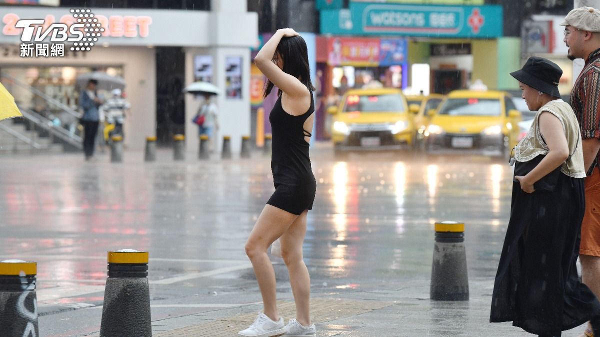 颱風下雨外出慎防跌倒受傷。（圖／胡瑞麒攝）