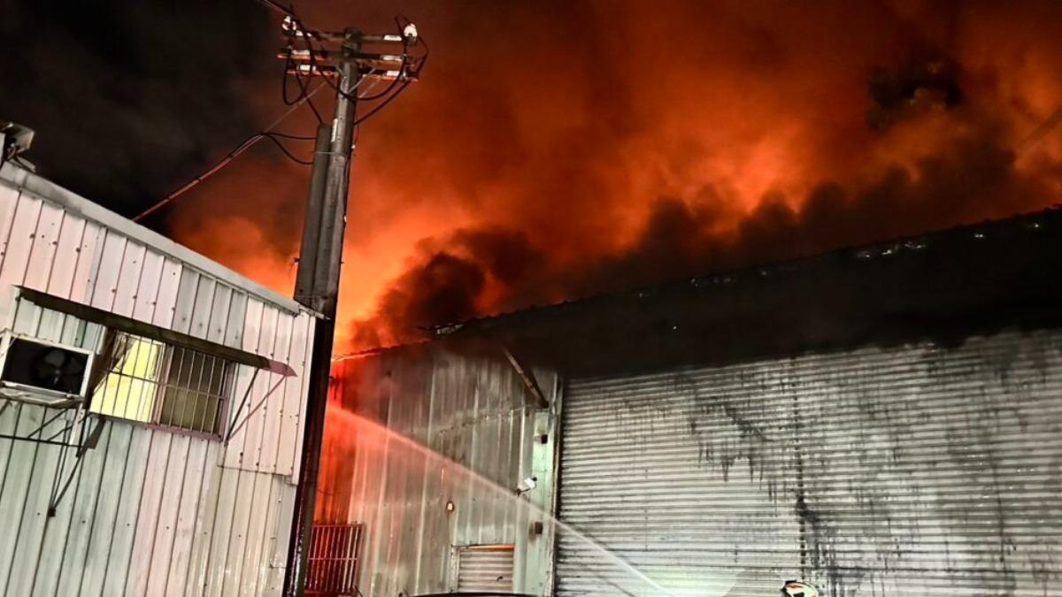 新北市五股區一間連棟工廠今（30）日晚間發生大火。（圖／翻攝自記者爆料網）