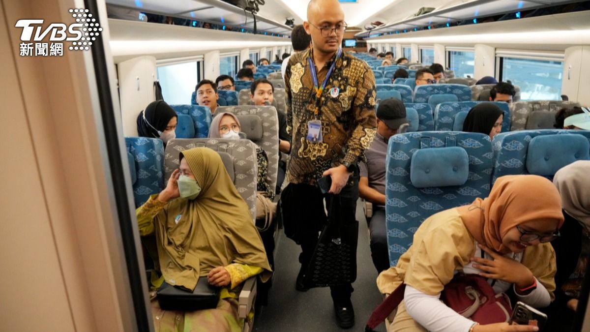 大批印尼民眾搭乘中國製造的雅萬高鐵。（圖／達志影像美聯社）