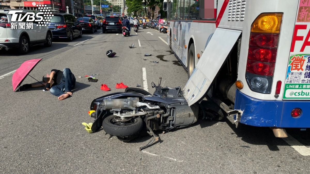 機車騎士與公車碰撞後噴飛倒地，當場摔斷右腿。（圖／TVBS）