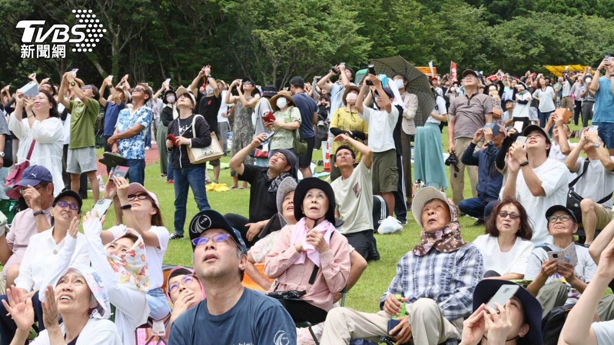 日本H3火箭3號機發射成功，鹿兒島一處公園湧入不少圍觀民眾。(圖／達志影像美聯社)