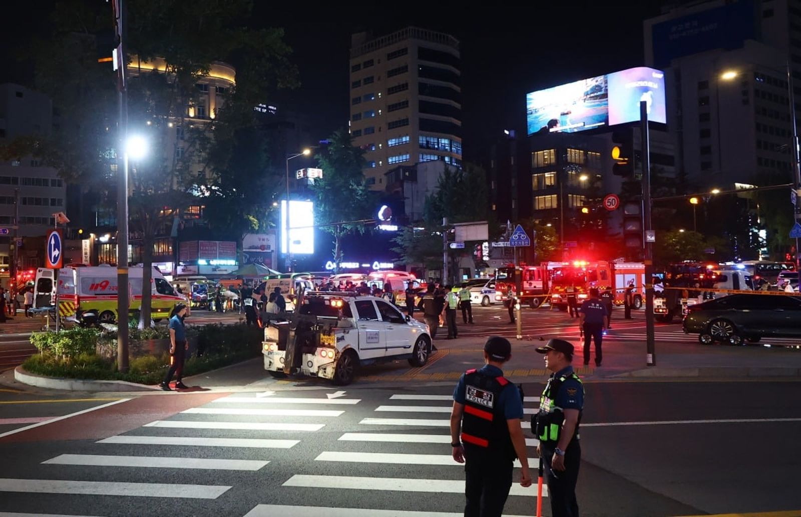韓國市政廳站附近的十字路口1日晚間發生嚴重車禍，導致9死4傷。（翻攝自X）