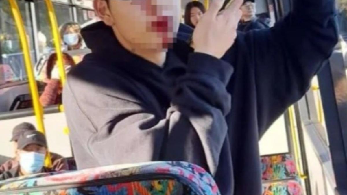 中國大陸一名16歲留學生在美國搭公車遇襲。（圖／翻攝自@彭湃新聞　微博）
