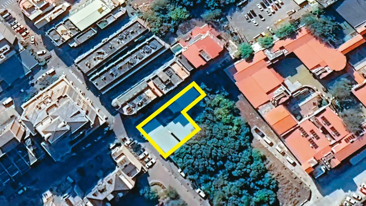 洪允典住家對面建置的招待所（黃圈處）被爆蓋在機關用地，且沒有建照。（圖／翻攝自GoogleEarth）