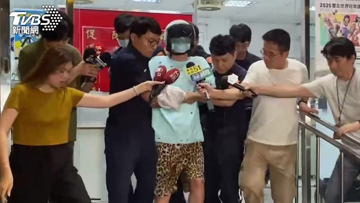 Taipei police detain man after Presidential Office incident (TVBS News) Taipei police detain man after Presidential Office incident