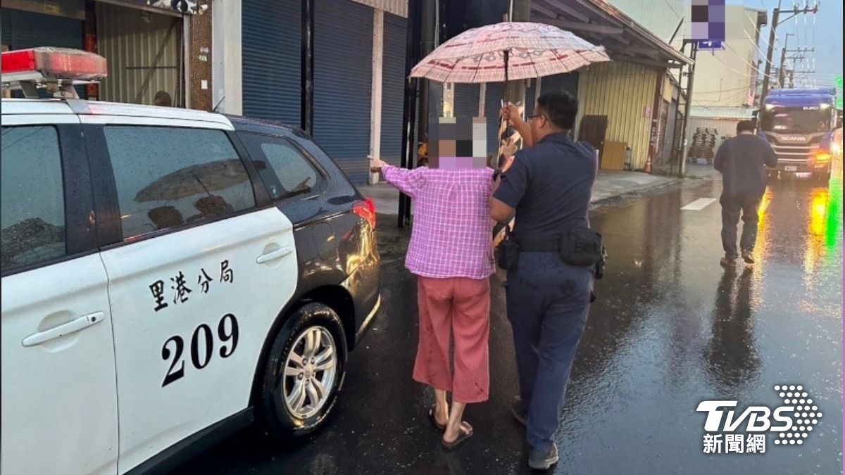 老婦自行撐傘走到派出所報案 。（圖／TVBS）
