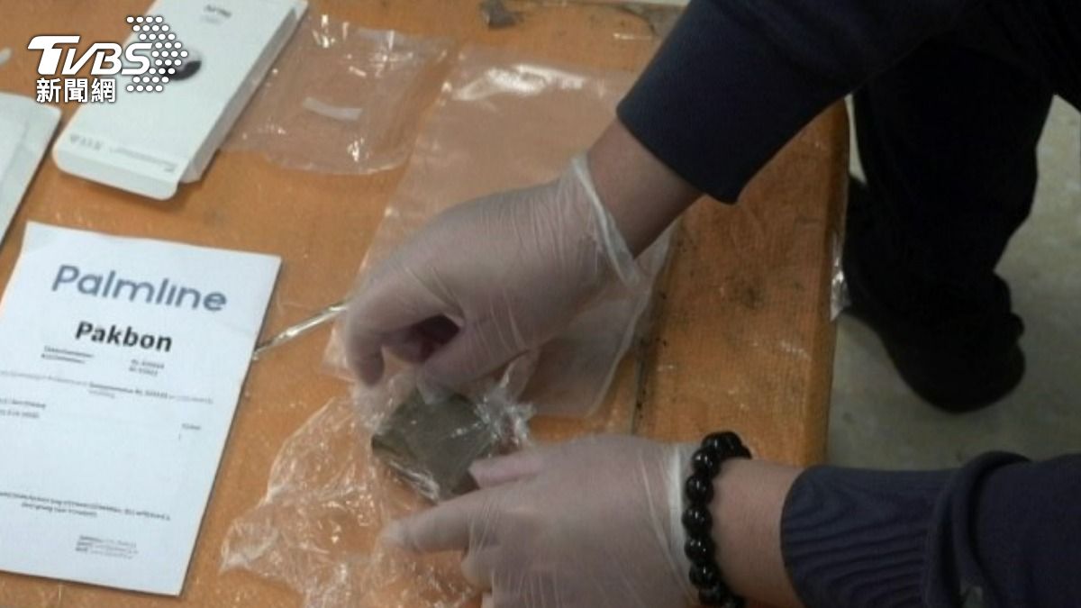關務署在國際平信中查獲毒品。（圖／TVBS）