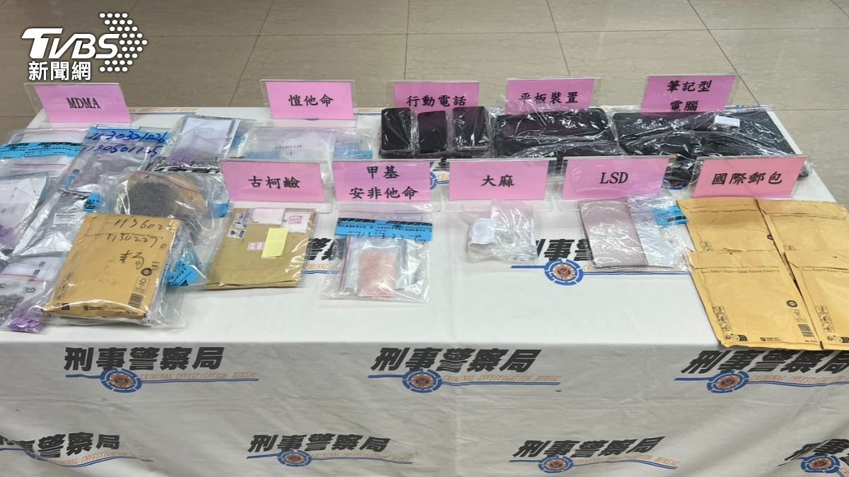 刑事局警方查獲毒品、平信、聯絡手機等證物。（圖／張貴翔攝）