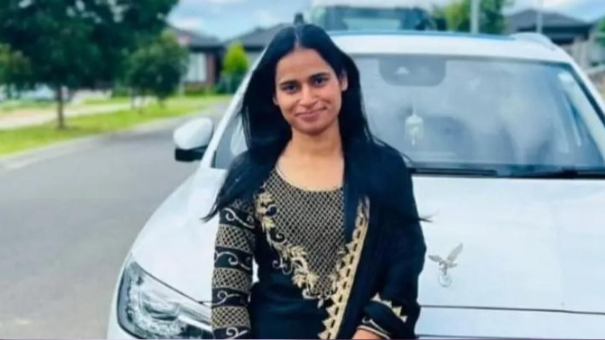24歲的印度裔女學生考爾上月底搭機時突然倒地身亡。（圖／翻攝自News.com.au）