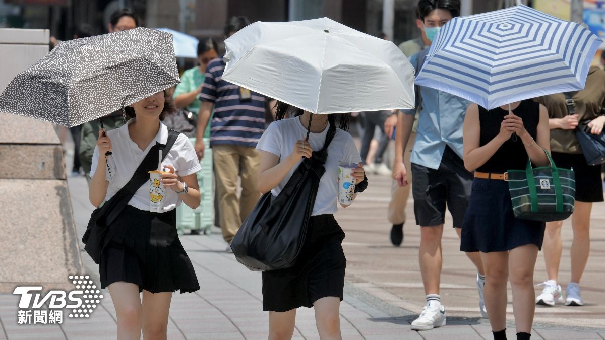 7月2日台北市區烈日當空，民眾撐傘遮陽。（圖／胡瑞麒攝）
