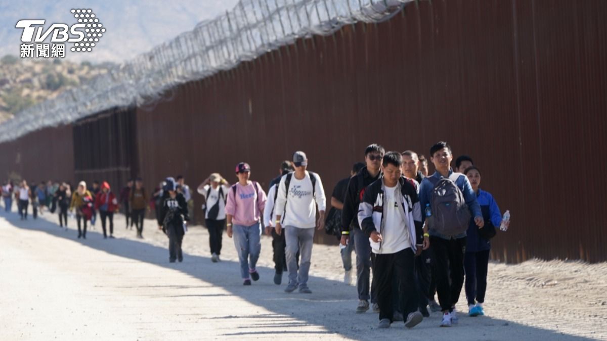 來自中國走陸路想入境美國的非法移民，過去一年人數爆增10倍。（圖／達志影像美聯社）