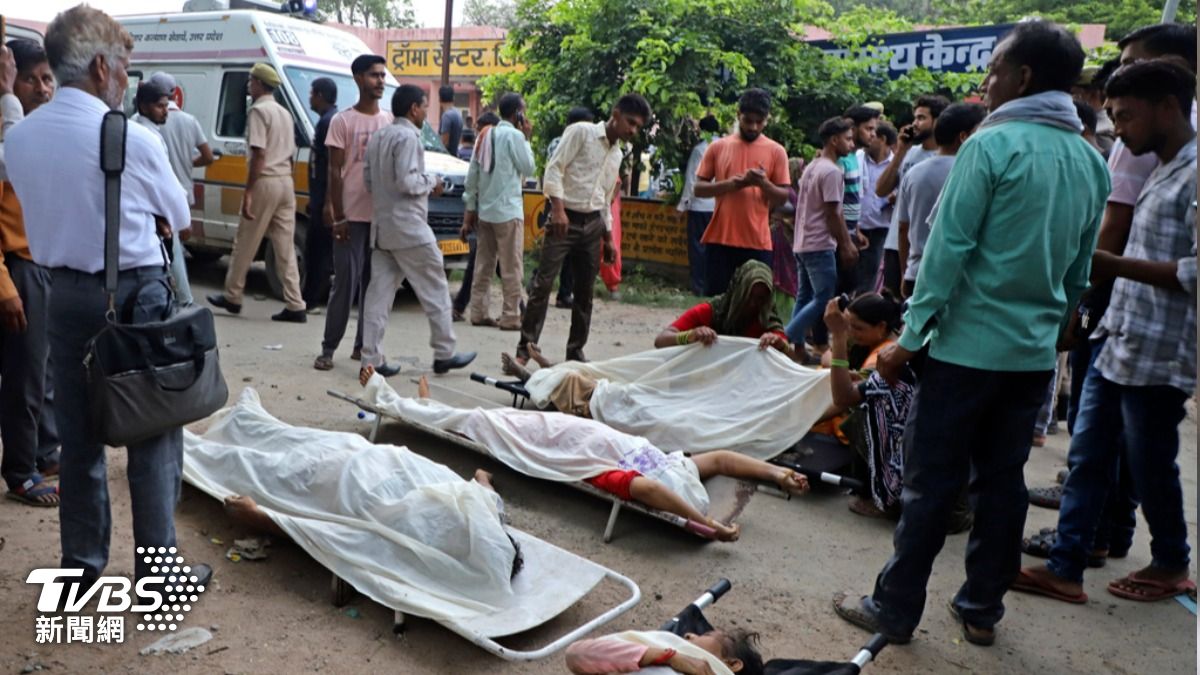印度北方邦哈特拉斯縣的1場宗教集會2日驚傳嚴重的踩踏事件。（圖／達志影像美聯社）