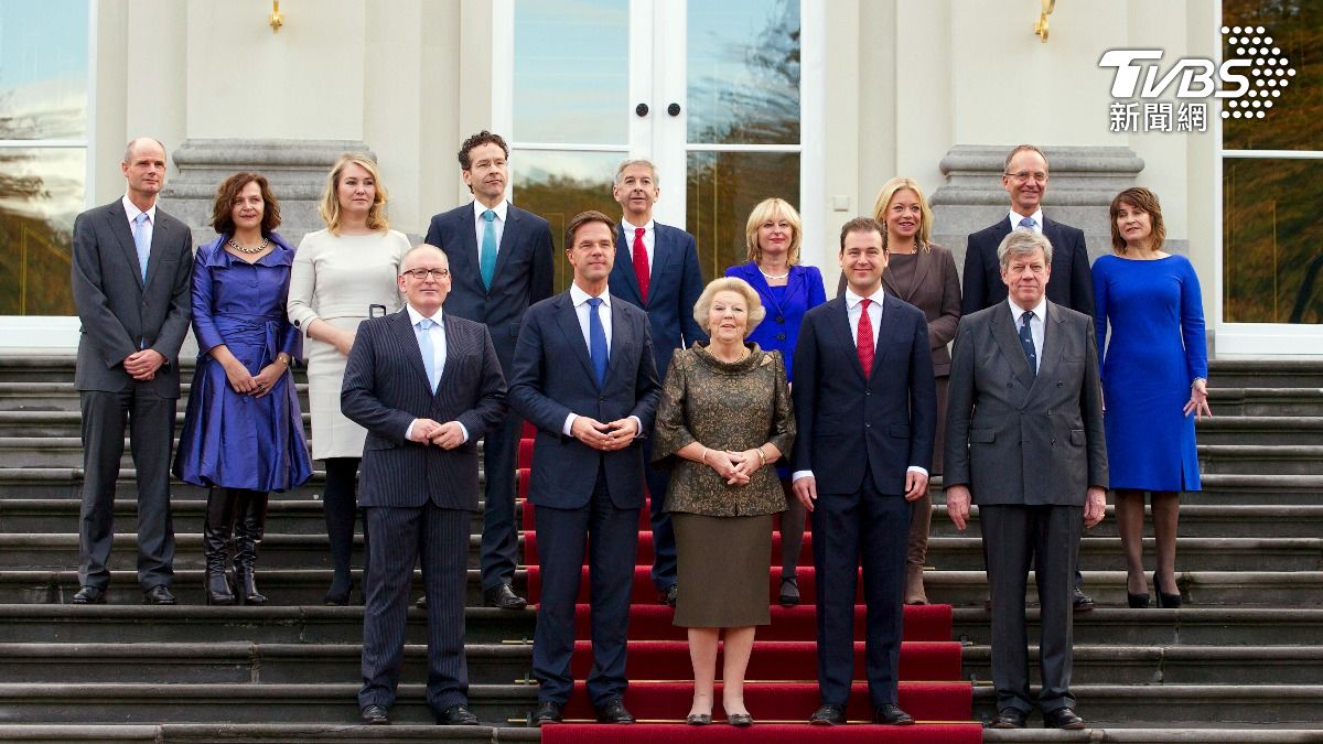 荷蘭女王與內閣新任部長合影（圖／路透社）