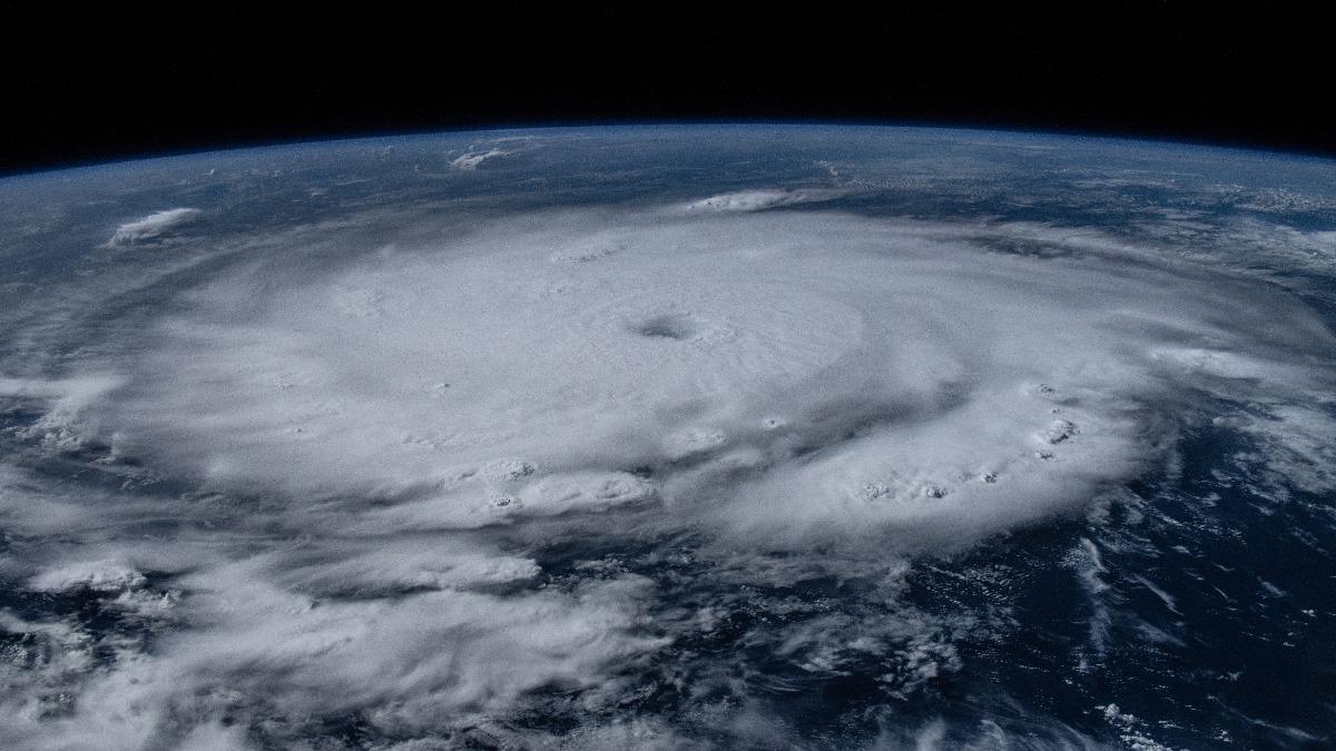 從國際太空站拍到的強烈颶風貝羅，其結構完整度與風眼清晰度，都讓大批讀者感到震撼。（圖／翻攝自X @dominickmatthew）
