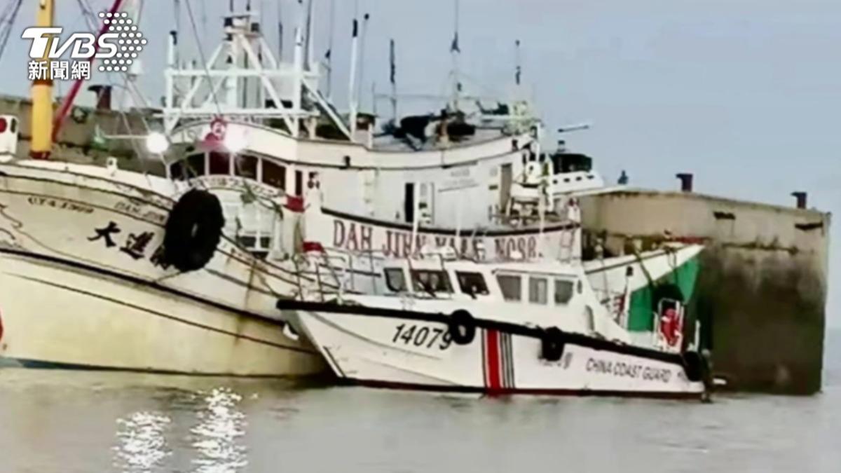 澎湖2日傳出有漁船遭中國大陸海警船強行登檢帶回。（圖／TVBS）