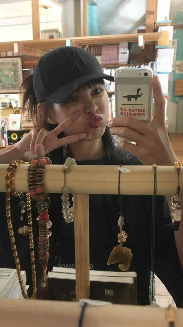 安心素顏對鏡俏皮吐舌自拍。（圖／翻攝自安心亞IG）