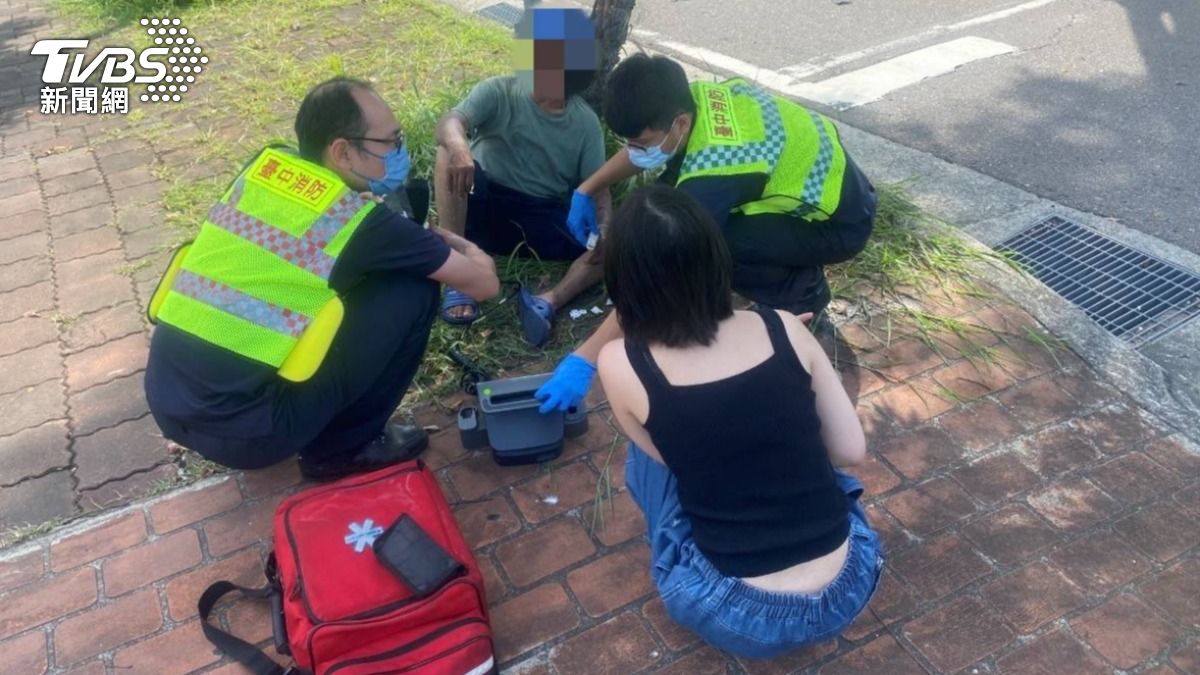 張女好心打電話求助，並一直等到老翁被送往烏日林新醫院後才離去。（圖／TVBS）