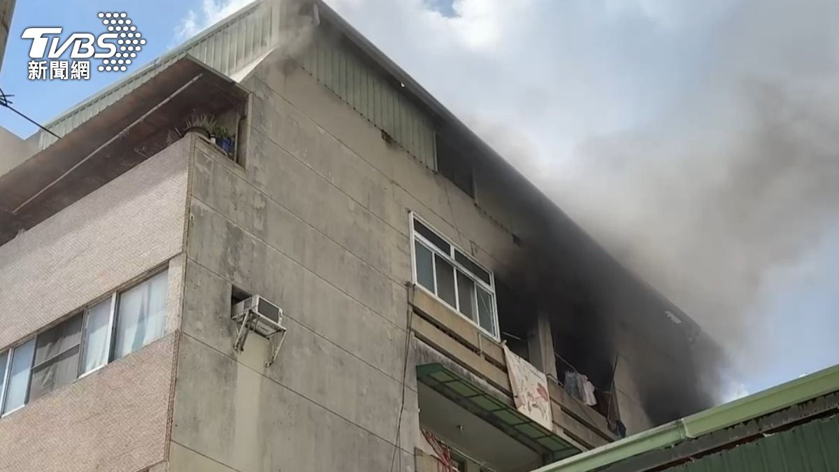 高雄市三民區中山一路上一棟公寓發生火警。（圖／TVBS）