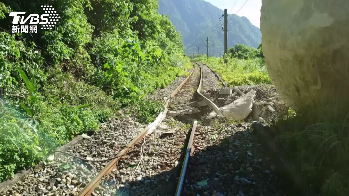 台鐵花蓮路段昨天清晨發生巨石掉落。（圖／TVBS資料畫面）