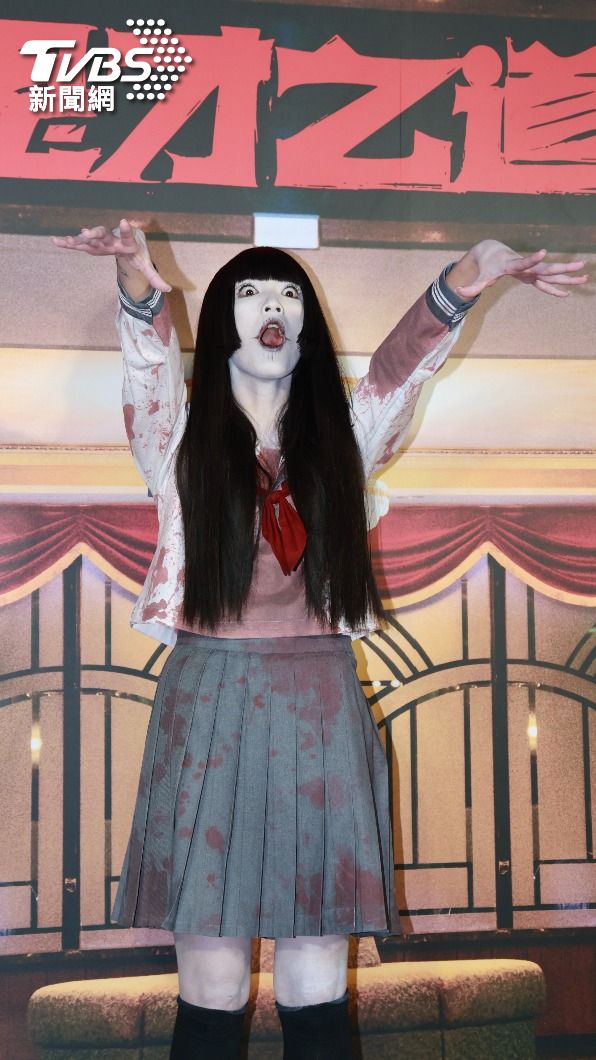 王淨換上片中的裝扮。（圖／黃城碩攝）