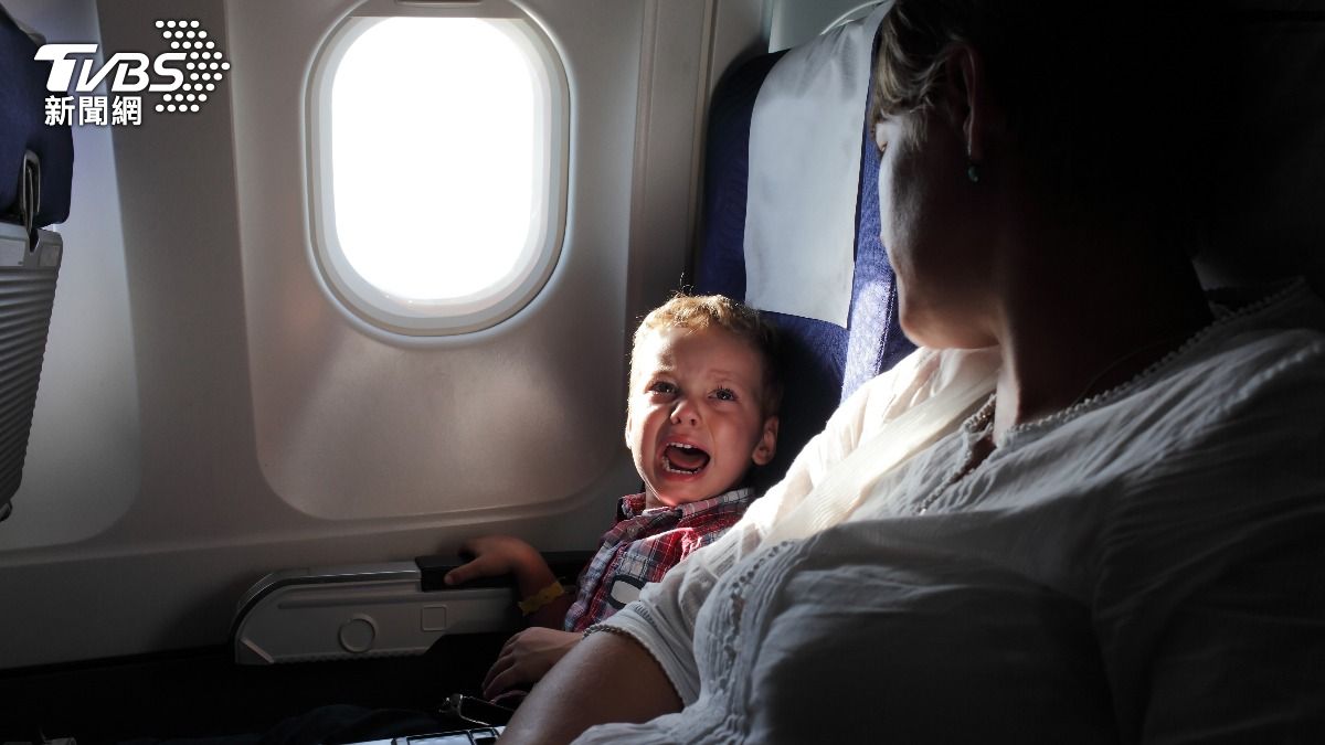 許多乘客搭飛機時最害怕遇上小孩哭鬧。（示意圖，非當事人／shutterstock達志影像）