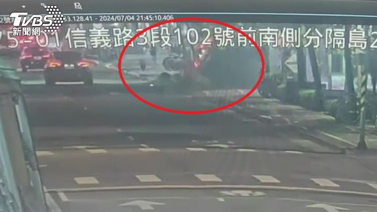 計程車衝上人行道撞上2名Ubike騎士。（圖／TVBS）